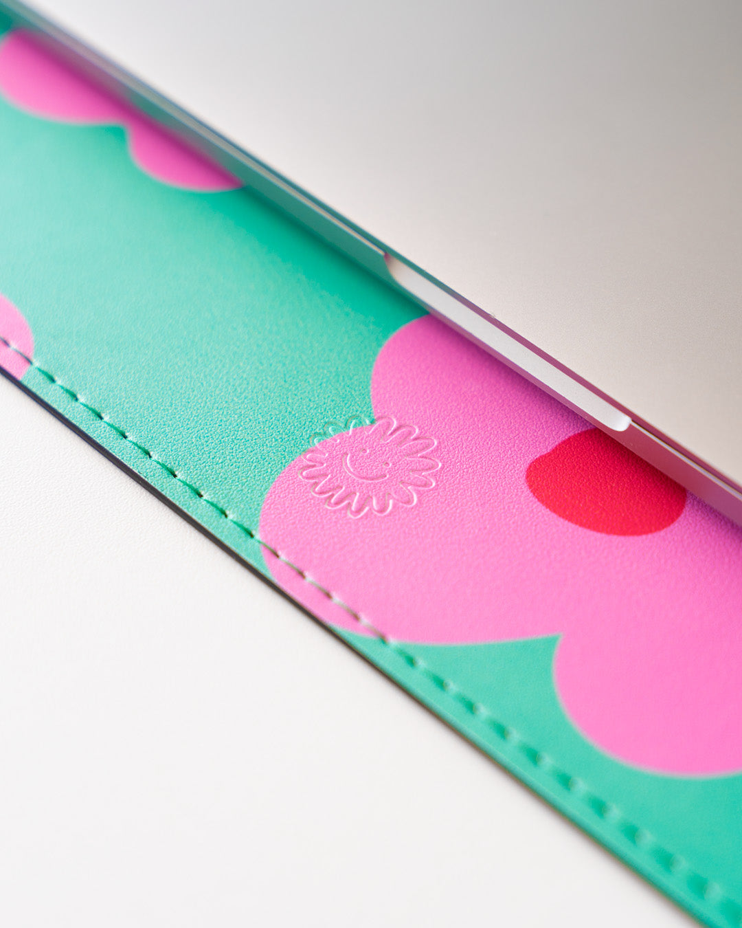 Mat de escritorio "Entre flores"