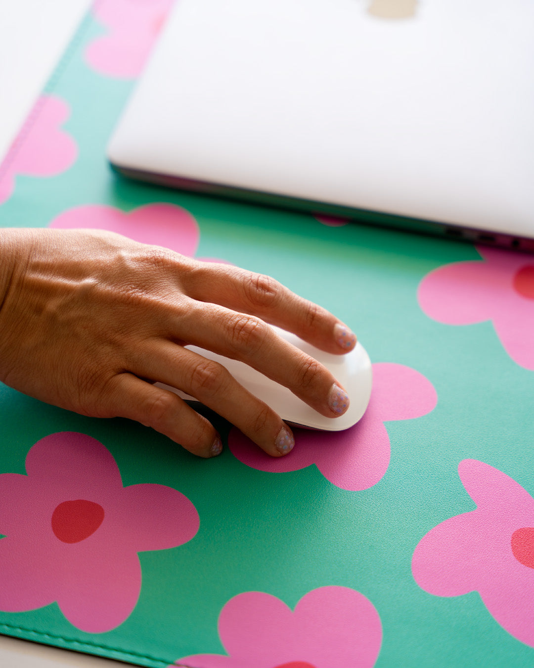 Mat de escritorio "Entre flores"